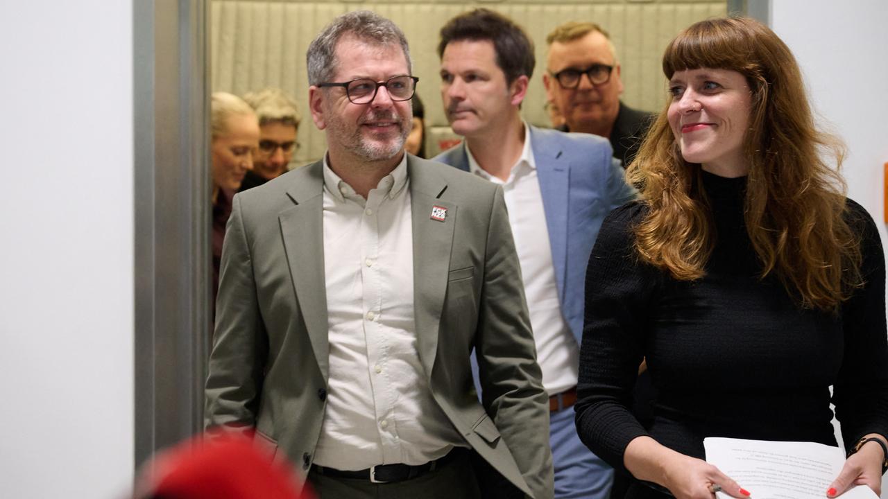 Werner Graf (Bündnis90/Die Grünen), Steffen Krach (SPD) und Kerstin Wolter (Die Linke) nach Vorgesprächen zur Regierungsbildung in Berlin auf dem Weg zur Pressekonferenz. Werner Graf (Bündnis90/Die Grünen), Steffen Krach (SPD) und Kerstin Wolter (Die Linke) nach Vorgesprächen zur Regierungsbildung in Berlin auf dem Weg zur Pressekonferenz.