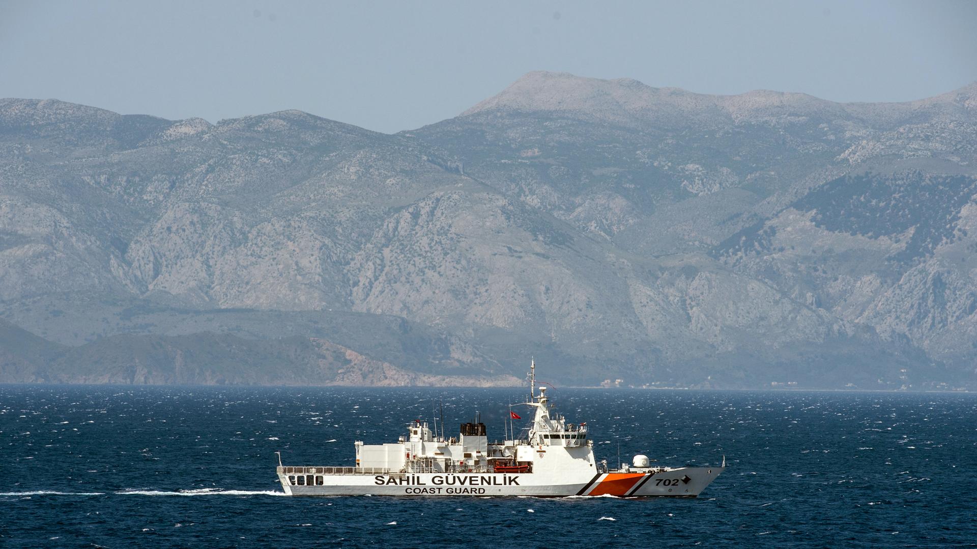 Ein Schiff der türkischen Küstenwache patrouilliert in der Ägäis vor der türkischen Küste. 