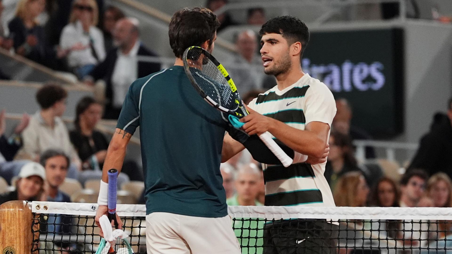 Der Spanier Carlos Alcaraz und der Italiener Lorenzo Musetti geben sich nach dem Halbfinalspiel der French Open in Paris die Hand.