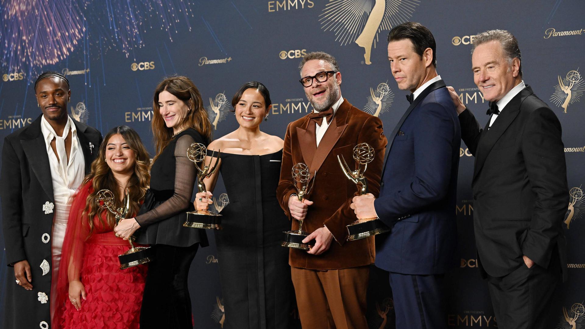 Seth Rogen (Mitte) bekommt mehrfach einen Emmy für die Comedyserie „The Studio“ während der 77. Emmy-Verleihung in Los Angeles. Er steht in der Mitte weiterer Preisträger. 