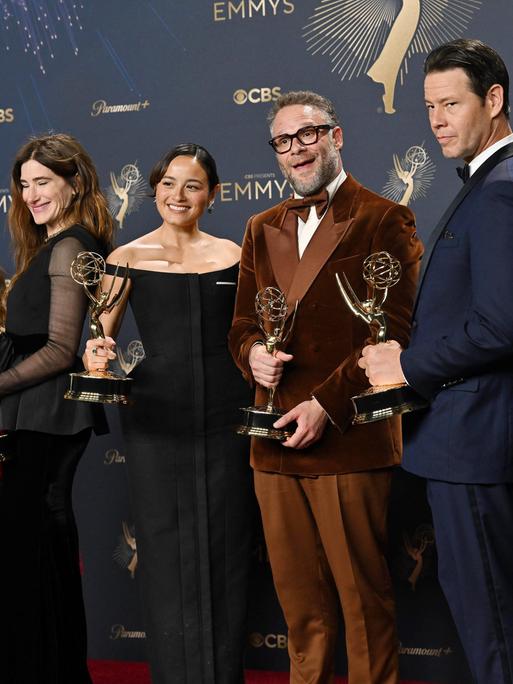 Seth Rogen (Mitte) bekommt mehrfach einen Emmy für die Comedyserie „The Studio“ während der 77. Emmy-Verleihung in Los Angeles. Er steht in der Mitte weiterer Preisträger. Seth Rogen (Mitte) bekommt mehrfach einen Emmy für die Comedyserie „The Studio“ während der 77. Emmy-Verleihung in Los Angeles. Er steht in der Mitte weiterer Preisträger.