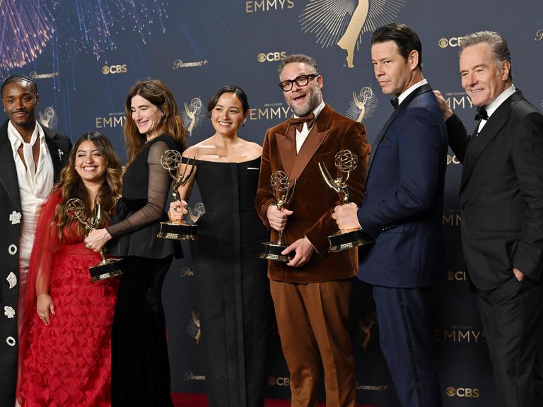 Seth Rogen (Mitte) bekommt mehrfach einen Emmy für die Comedyserie „The Studio“ während der 77. Emmy-Verleihung in Los Angeles. Er steht in der Mitte weiterer Preisträger. Seth Rogen (Mitte) bekommt mehrfach einen Emmy für die Comedyserie „The Studio“ während der 77. Emmy-Verleihung in Los Angeles. Er steht in der Mitte weiterer Preisträger.