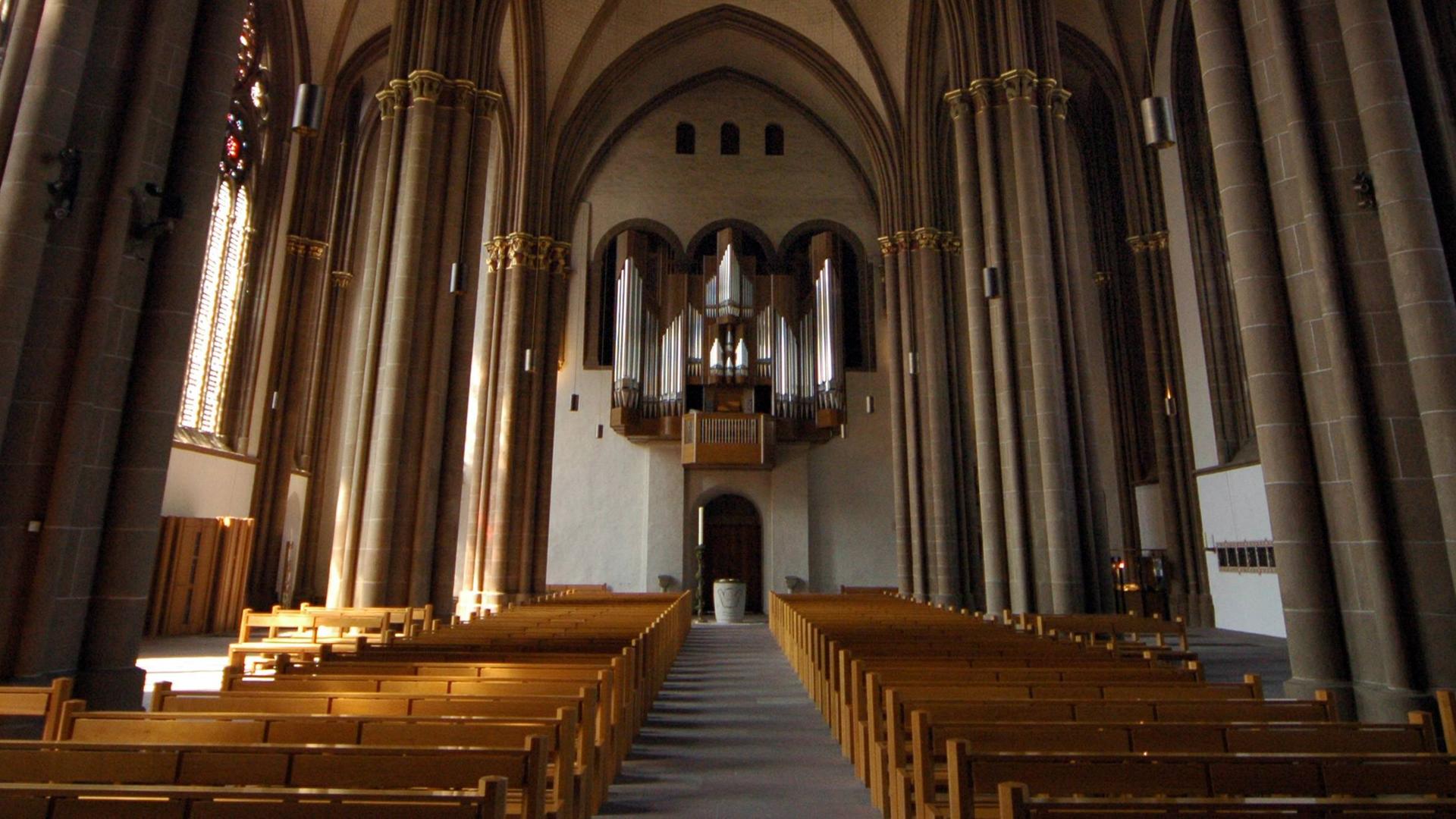 Blick in das Kirchenschiff des Mindener Doms mit der Orgel im Hintergrund. 1996 entstand diese Orgel mit der Schweizer Firma Kuhn mit drei Manualen, Pedal und 62 Registern.