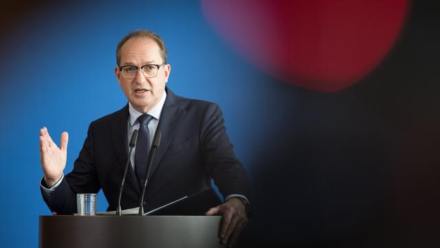 Bundes-Innenminister Dobrindt redet und gestikuliert.
