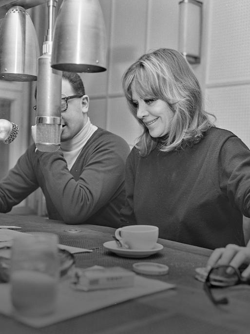Hildegard Knef im RIAS-Studio für die Sendung "Was gibt's Neues" 1966.