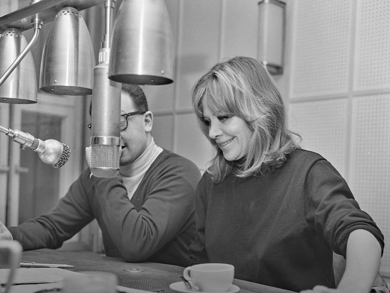 Hildegard Knef im RIAS-Studio für die Sendung "Was gibt's Neues" 1966.