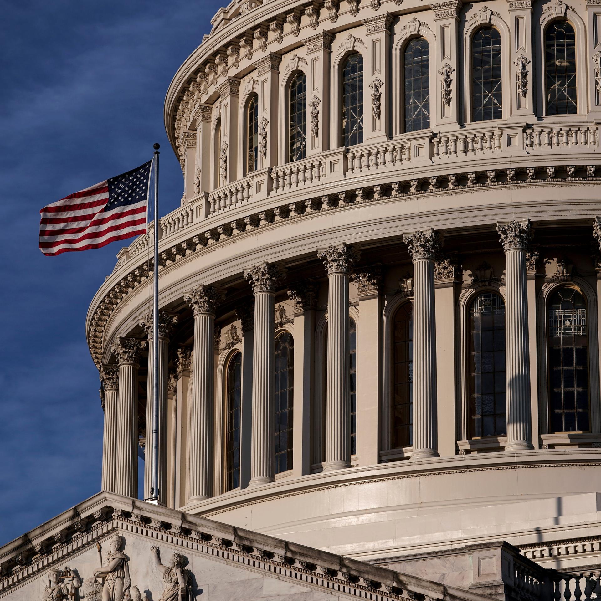 Das Kapitol in Washington mit einer US-Flagge