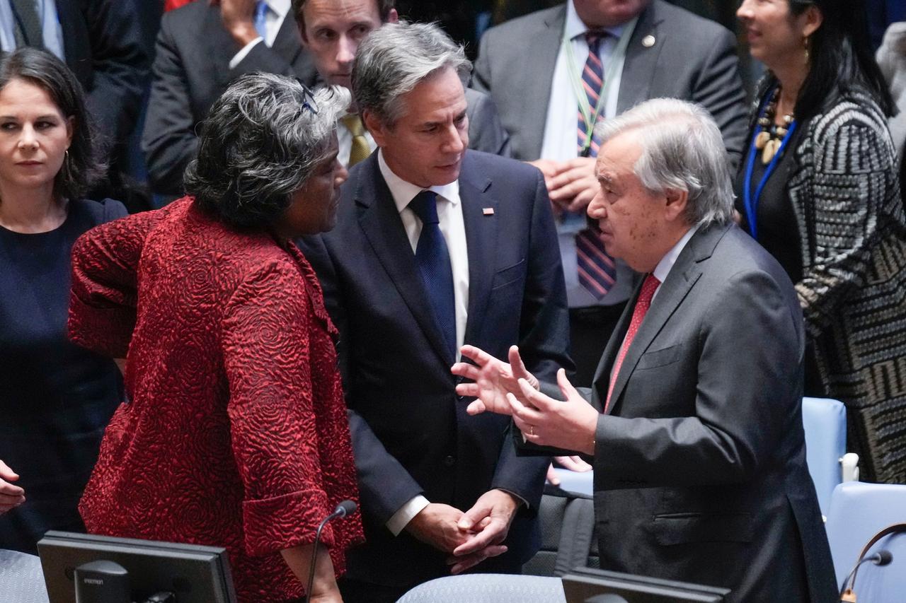 UNO-Generalsekretär Guterres während der Sitzung des UNO-Sicherheitsrates im Gespräch mit US-Außenminister Blinken, und Linda Thomas-Greenfield, Botschafterin der USA bei den Vereinten Nationen. Im Hintergrund ist Außenministerin Baerbock zu sehen.