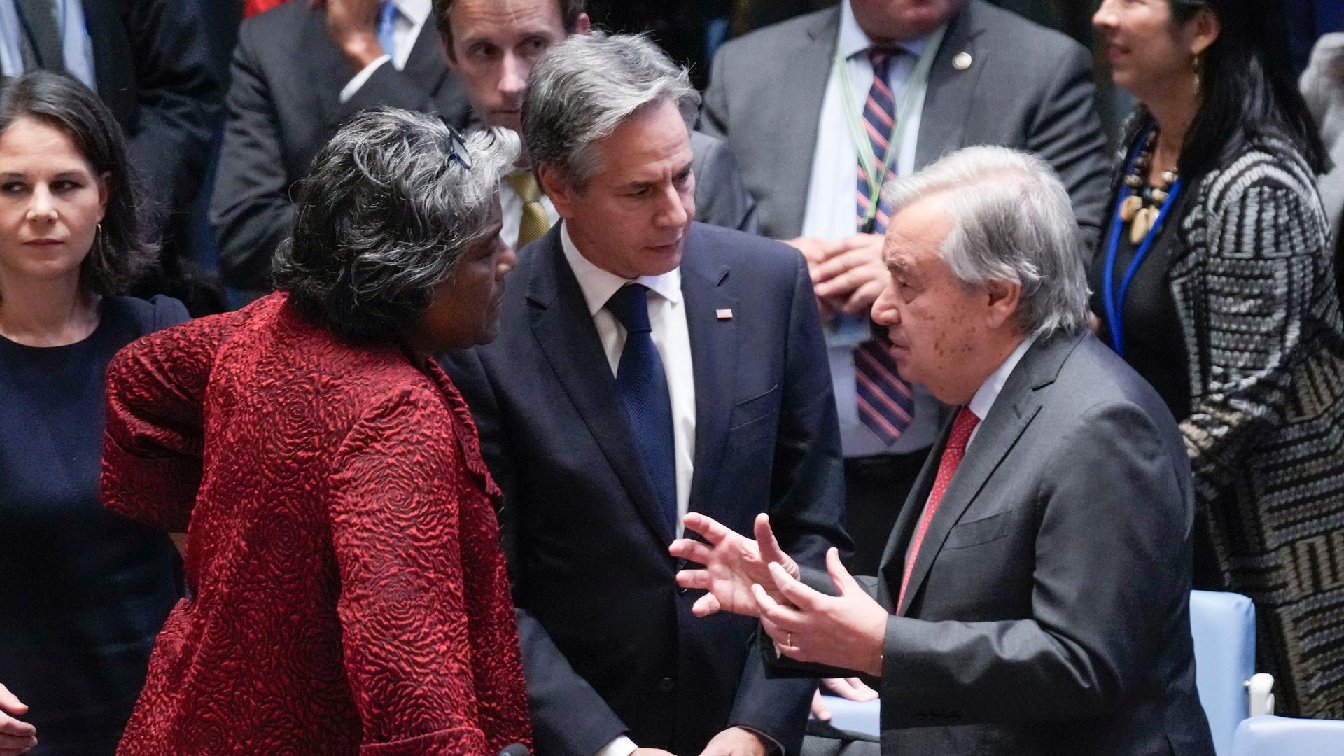 UNO-Generalsekretär Guterres während der Sitzung des UNO-Sicherheitsrates im Gespräch mit US-Außenminister Blinken, und Linda Thomas-Greenfield, Botschafterin der USA bei den Vereinten Nationen. Im Hintergrund ist Außenministerin Baerbock zu sehen.