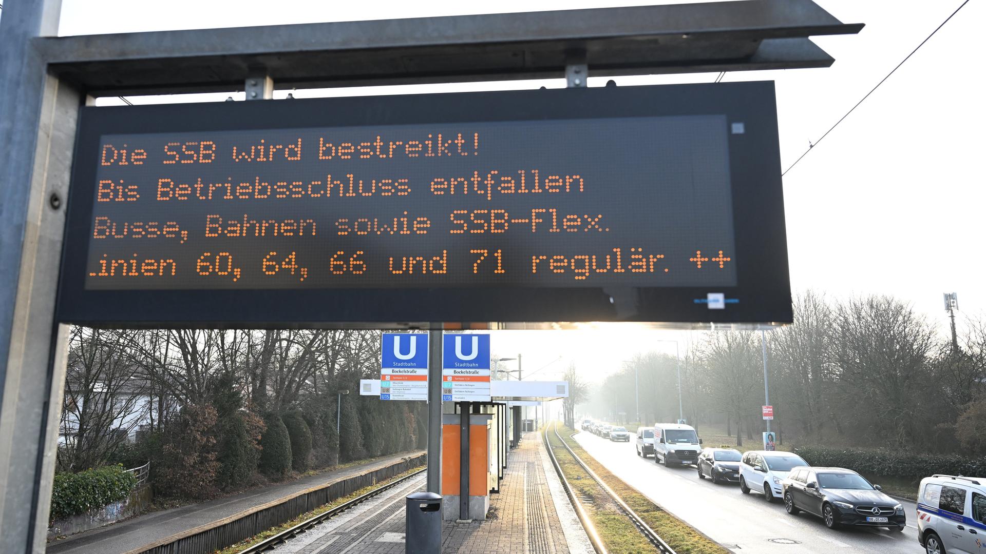 Stuttgart: An einer Anzeigentafel an einer Haltestelle der SSB wird auf einen Streik im Nahverkehr hingewiesen. 