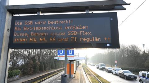 Stuttgart: An einer Anzeigentafel an einer Haltestelle der SSB wird auf einen Streik im Nahverkehr hingewiesen. 