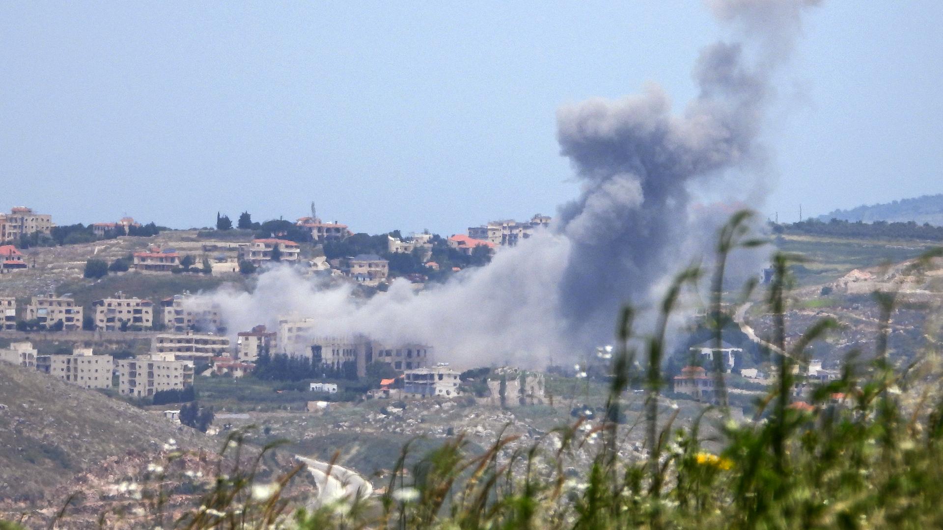 Das Foto zeigt eine Rauchwolke über dem Dorf Kfar Roummane im südlichen Bezirk Nabatäa im Libanon. Das Foto zeigt eine Rauchwolke über dem Dorf Kfar Roummane im südlichen Bezirk Nabatäa im Libanon.