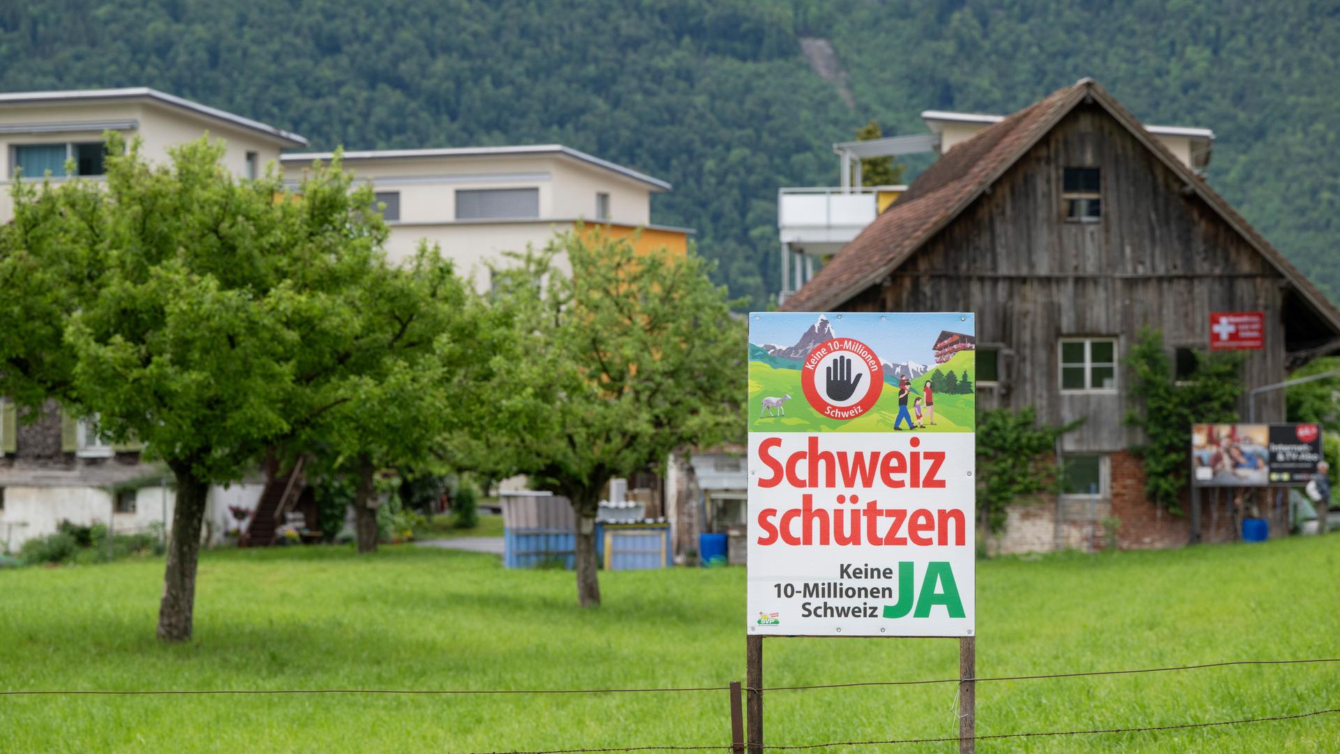 Ein Abstimmungsplakat der SVP zur Volksinitiative "Keine 10-Millionen-Schweiz!" in der Gemeinde Oberdorf im Kanton Nidwalden. Ein Abstimmungsplakat der SVP zur Volksinitiative "Keine 10-Millionen-Schweiz!" in der Gemeinde Oberdorf im Kanton Nidwalden.