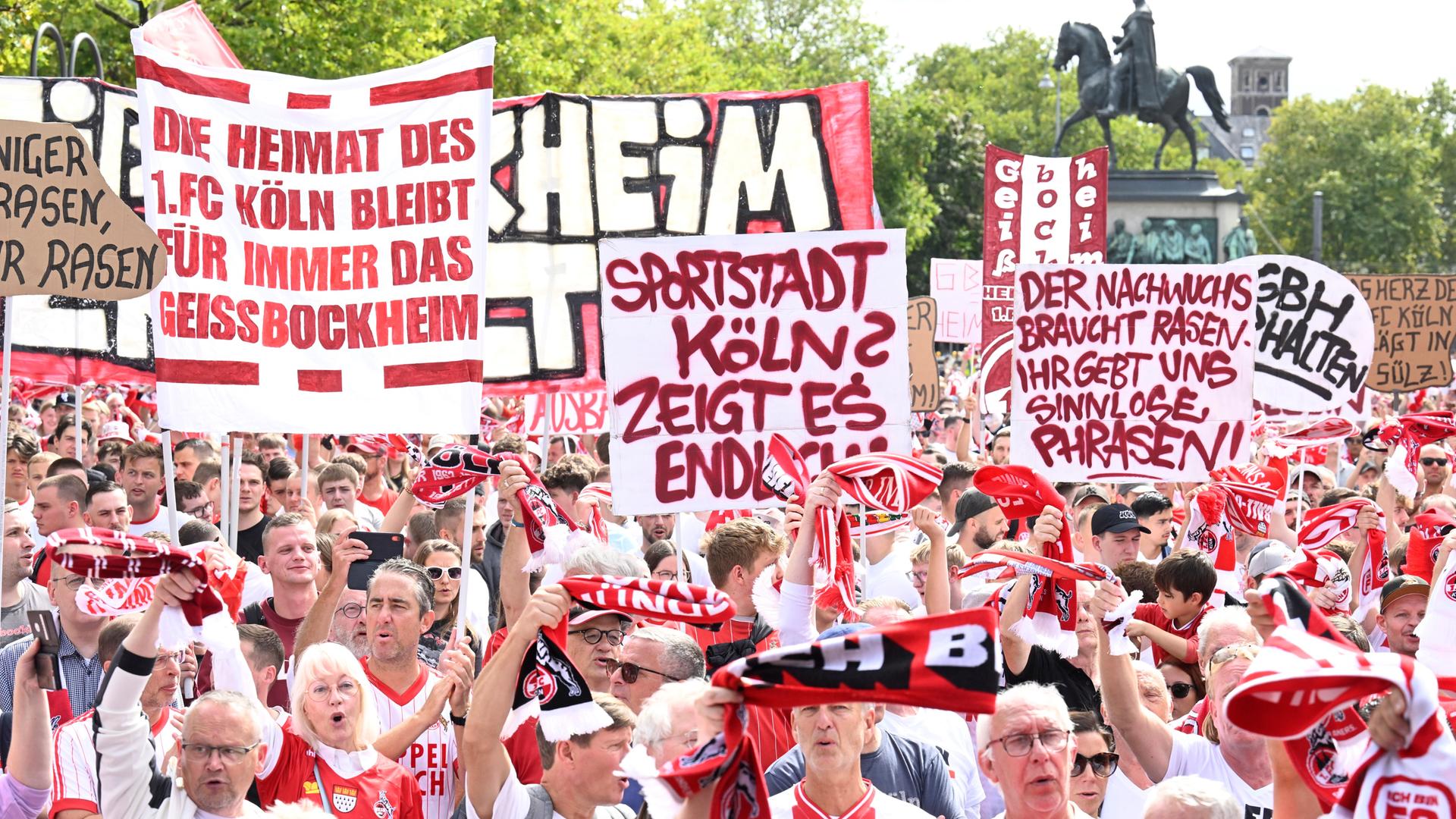 Mehrere tausend Fans des Fussball-Bundesligisten 1. FC Köln demonstrieren auf dem Heumarkt für die Erweiterung des Geissbockheims. Die Stadt verhindert seit Jahren den Ausbau des Trainingsgeländes des Vereins an den Gleueler Wiesen. Mehrere tausend Fans des Fussball-Bundesligisten 1. FC Köln demonstrieren auf dem Heumarkt für die Erweiterung des Geissbockheims. Die Stadt verhindert seit Jahren den Ausbau des Trainingsgeländes des Vereins an den Gleueler Wiesen.
