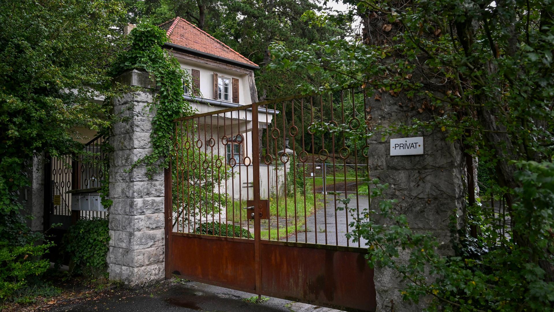 Der Eingang zu einer schlossartigen Villa mit angrenzendem Wirtschaftshof in Neu Fahrland im Heinrich-Heine-Weg. Das Anwesen soll zwangsversteigert werden. Der Eingang zu einer schlossartigen Villa mit angrenzendem Wirtschaftshof in Neu Fahrland im Heinrich-Heine-Weg. Das Anwesen soll zwangsversteigert werden.