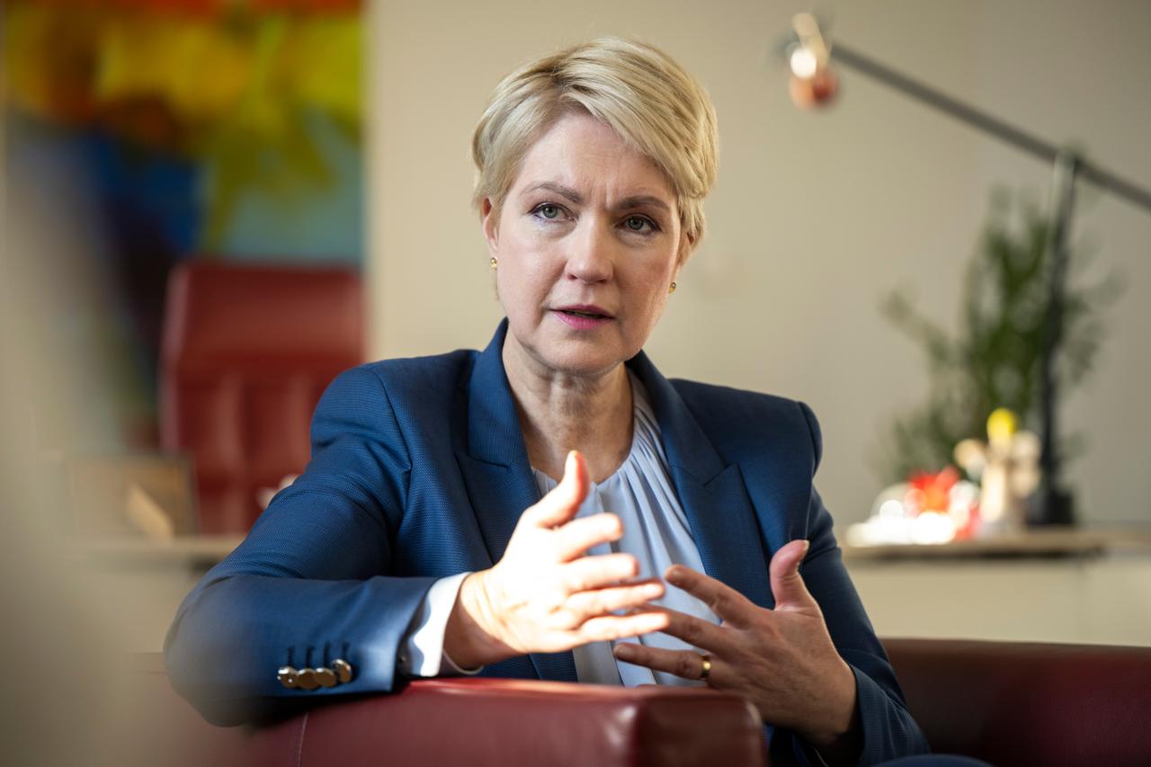 Manuela Schwesig (SPD), Ministerpräsidentin von Mecklenburg-Vorpommern, sitzt bei einem Interview in ihrem Büro in der Staatskanzlei. Manuela Schwesig (SPD), Ministerpräsidentin von Mecklenburg-Vorpommern, sitzt bei einem Interview in ihrem Büro in der Staatskanzlei.
