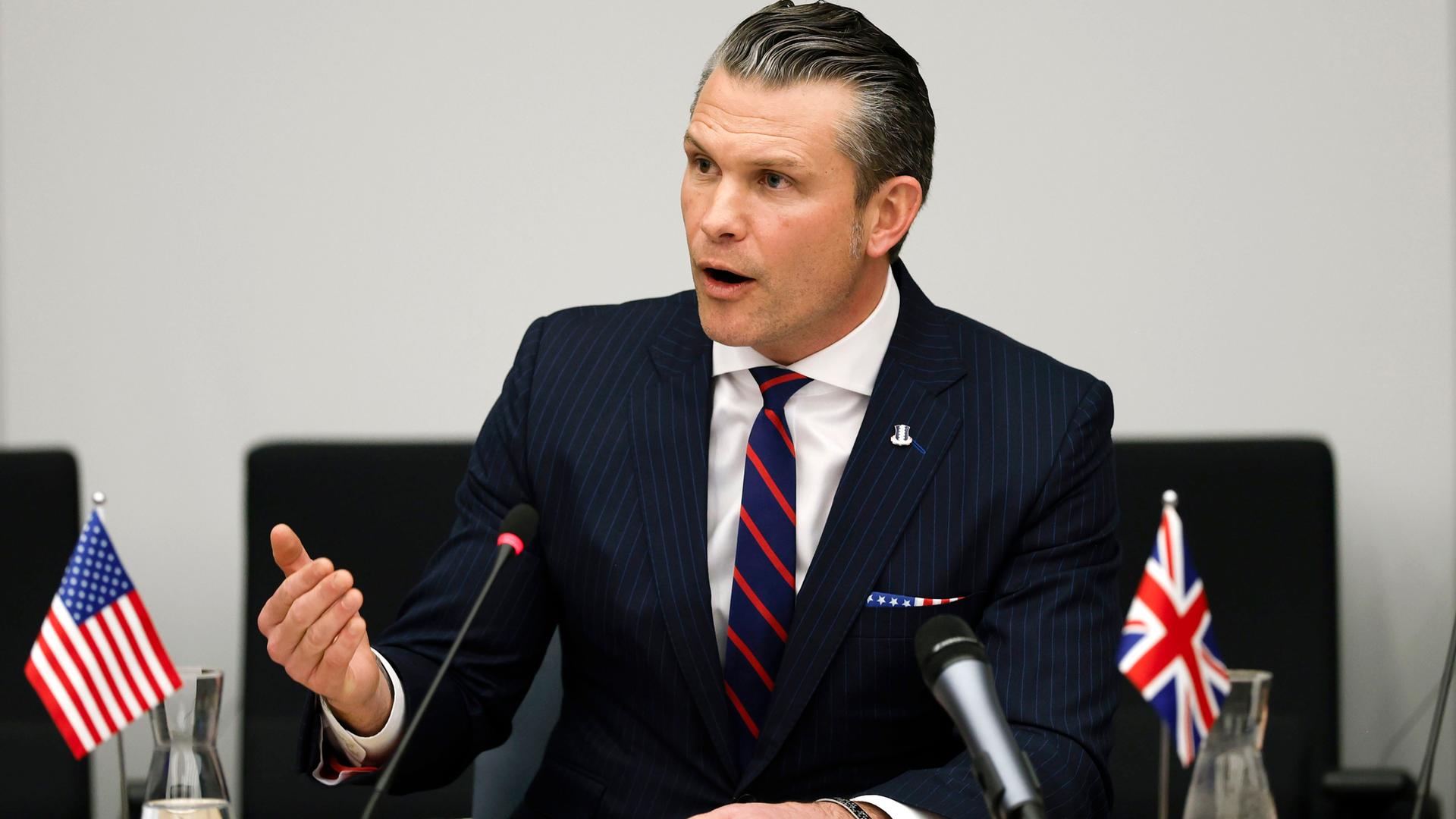 US-Verteidigungsminister Hegseth spricht während der Sitzung der Ukraine-Kontaktgruppe in Brüssel.