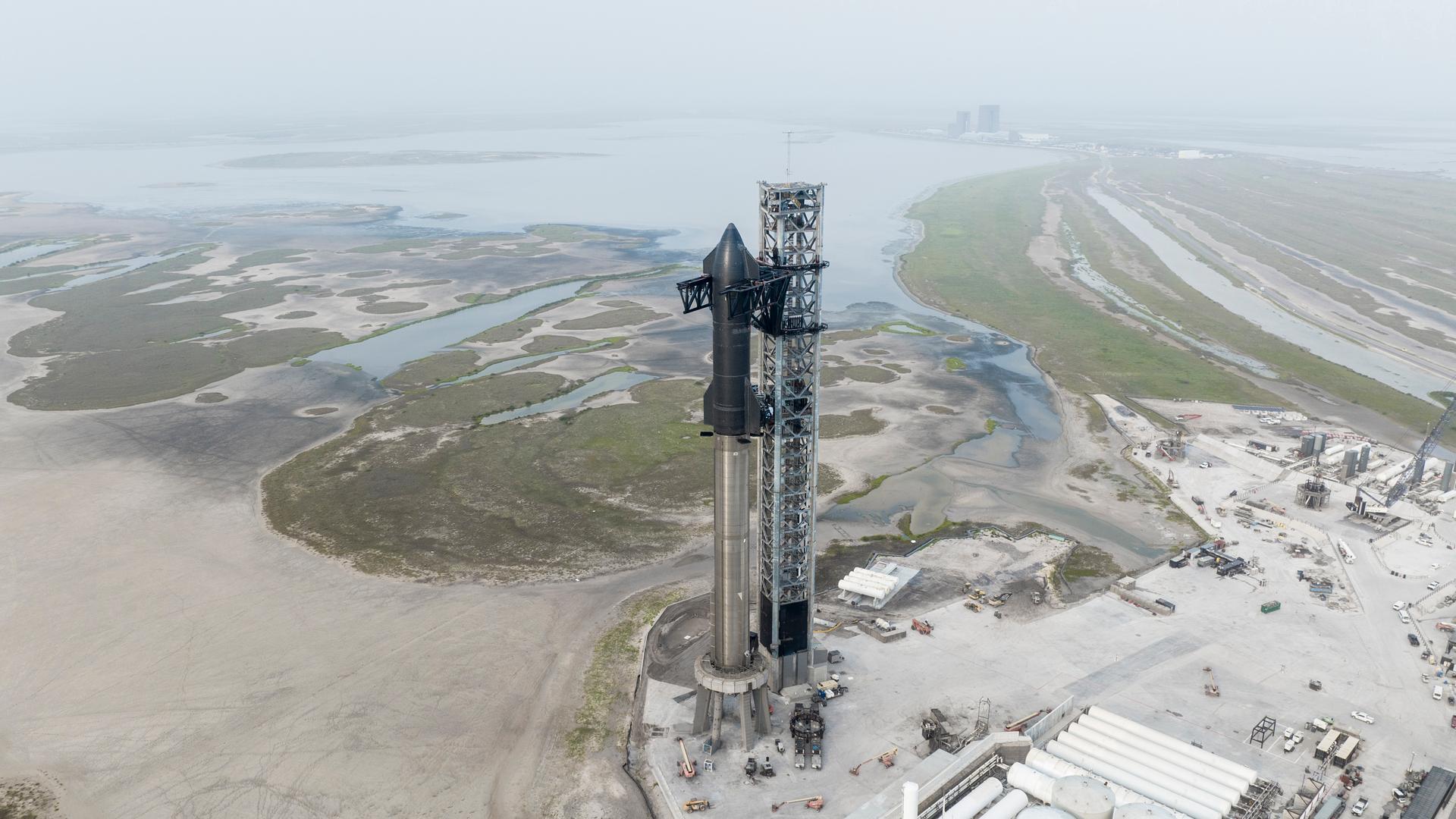 Das Foto von "SpaceX" zeigt die "Starship"-Rakete des Unternehmens auf dem Startplatz in Texas. -
