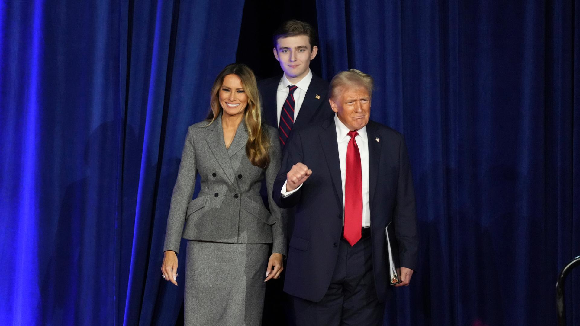 Der Republikaner Donald Trump trifft mit Gattin Melania Trump und Sohn Barron im Palm Beach County Convention Center in Florida zu einer Wahlparty am 6. November 2024 ein. 