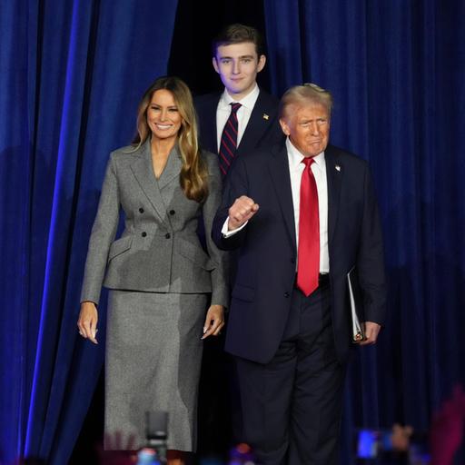 Der Republikaner Donald Trump trifft mit Gattin Melania Trump und Sohn Barron im Palm Beach County Convention Center in Florida zu einer Wahlparty am 6. November 2024 ein. 