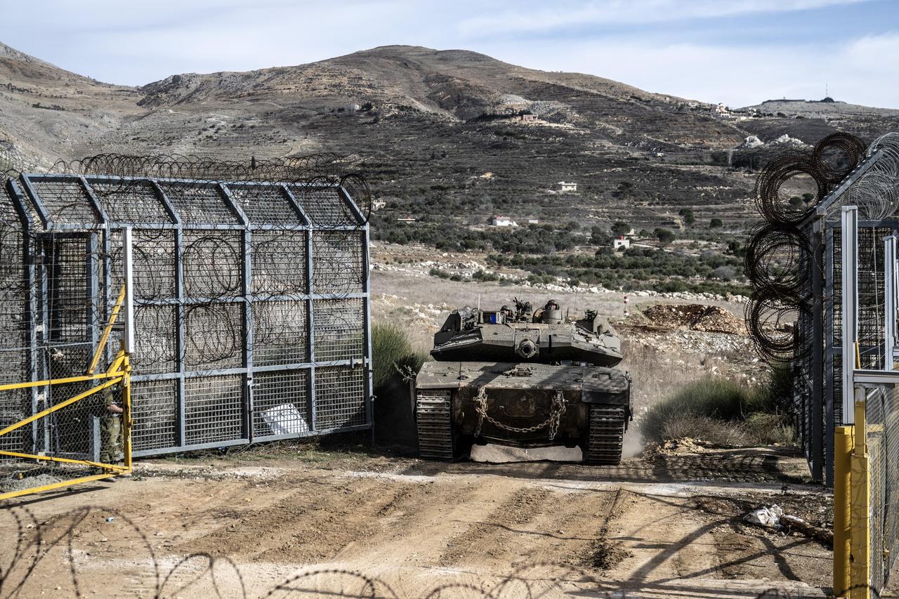 Israelische Panzer in einer Landschaft in der Region der Golanhöhen