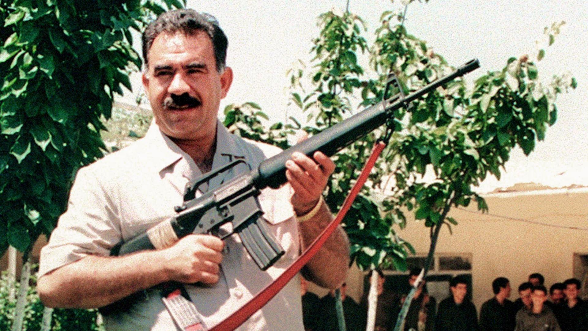 Der kurdische Separatistenführer Abdullah Öcalan im Juni 1997 mit einer amerikanischen M16-Maschinenpistole im Bekaa-Tal im Libanon.