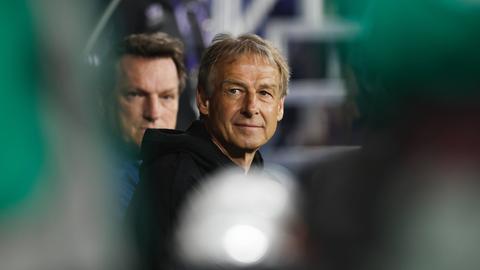 Porträt von Jürgen Klinsmann auf der Bank der Südkoreanischen Fußball-Nationalmannschaft.
