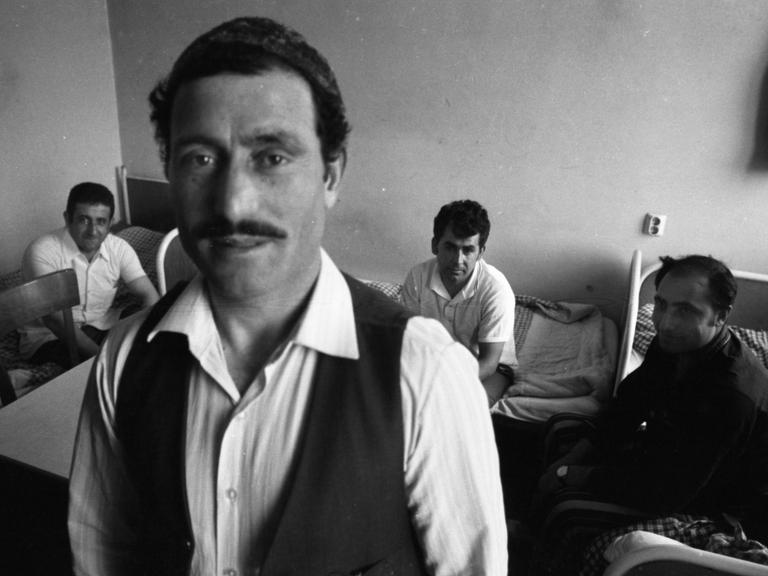 Vier türkische Gastarbeiter in einem Zimmer