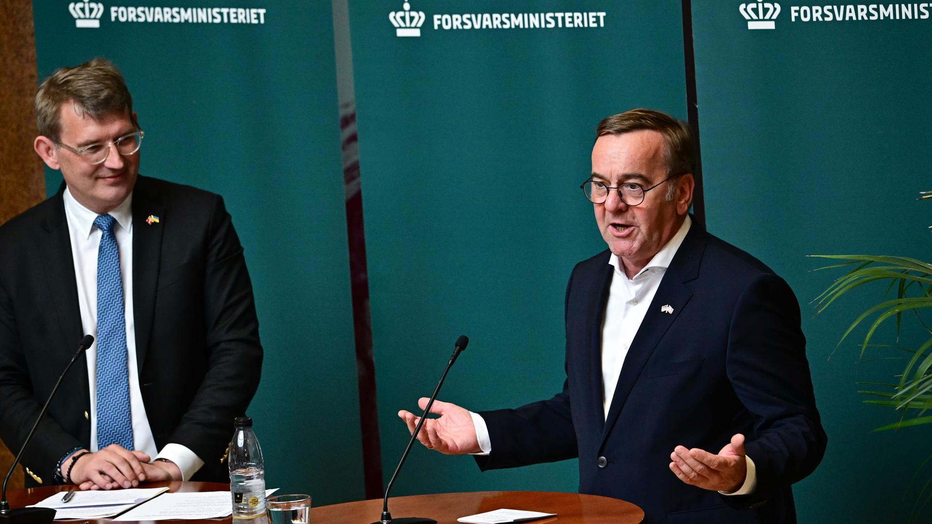 Kopenhagen: Der deutsche Verteidigungsminister Boris Pistorius (r) und der dänische Verteidigungsminister Troels Lund Poulsen sprechen auf einer Pressekonferenz nach ihrem Treffen. Kopenhagen: Der deutsche Verteidigungsminister Boris Pistorius (r) und der dänische Verteidigungsminister Troels Lund Poulsen sprechen auf einer Pressekonferenz nach ihrem Treffen.