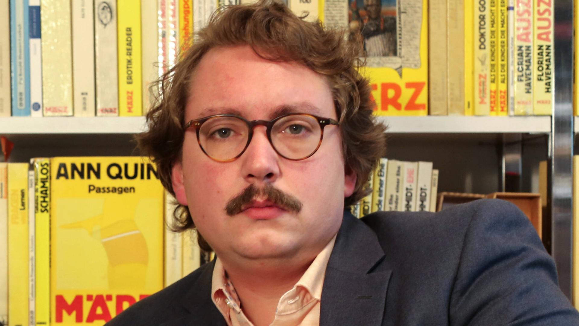 Richard Stoiber und Barbara Kalender vor einem Regal mit Titeln aus ihrem Verlag Richard Stoiber und Barbara Kalender vor einem Regal mit Titeln aus ihrem Verlag