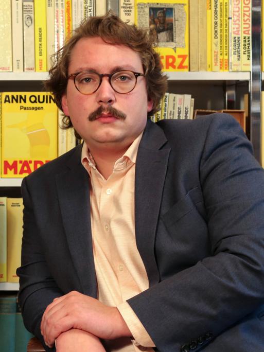 Richard Stoiber und Barbara Kalender vor einem Regal mit Titeln aus ihrem Verlag