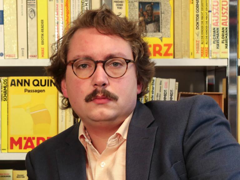 Richard Stoiber und Barbara Kalender vor einem Regal mit Titeln aus ihrem Verlag
