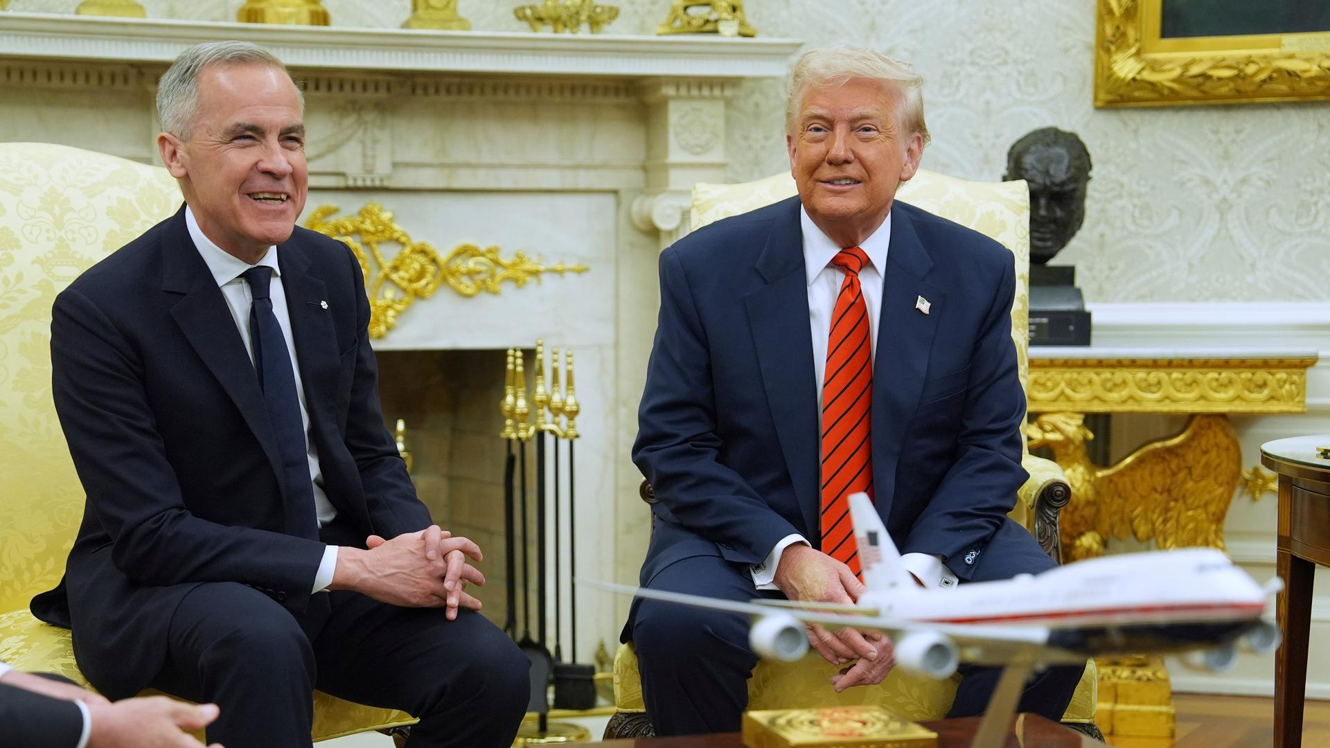 US-Präsident Donald Trump (r) trifft den kanadischen Premierminister Mark Carney im Oval Office des Weißen Hauses. US-Präsident Donald Trump (r) trifft den kanadischen Premierminister Mark Carney im Oval Office des Weißen Hauses.