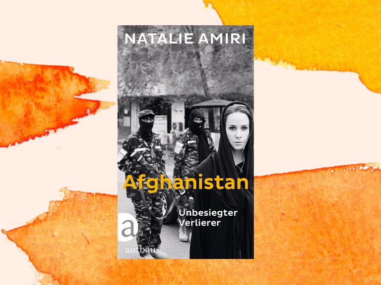 Das Cover des Buchs "Afghanistan. Unbesiegter Verlierer" von Natalie Amiri vor einem orangenen Hintergrund