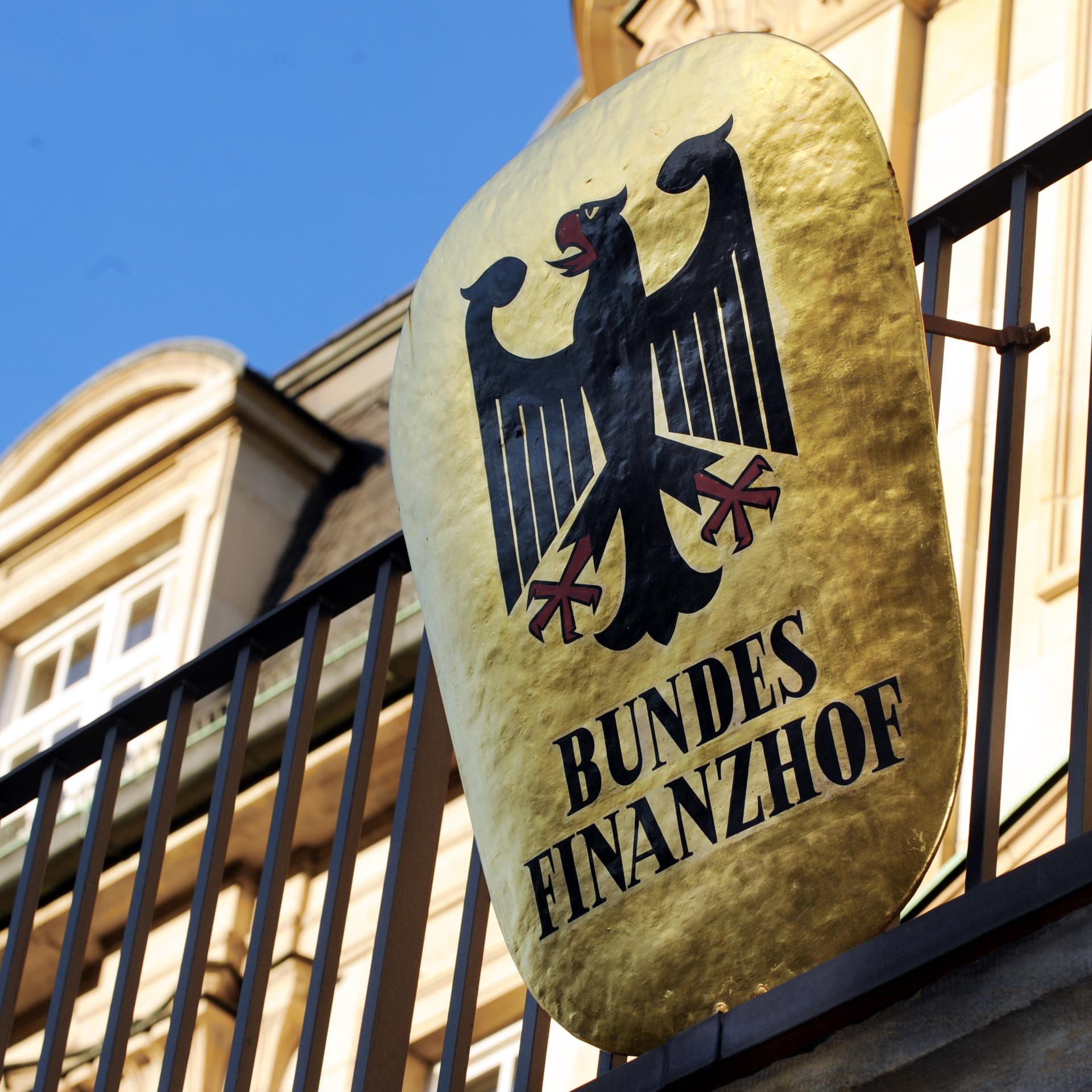Das Wappen des Bundesfinanzhofs in München (Oberbayern)