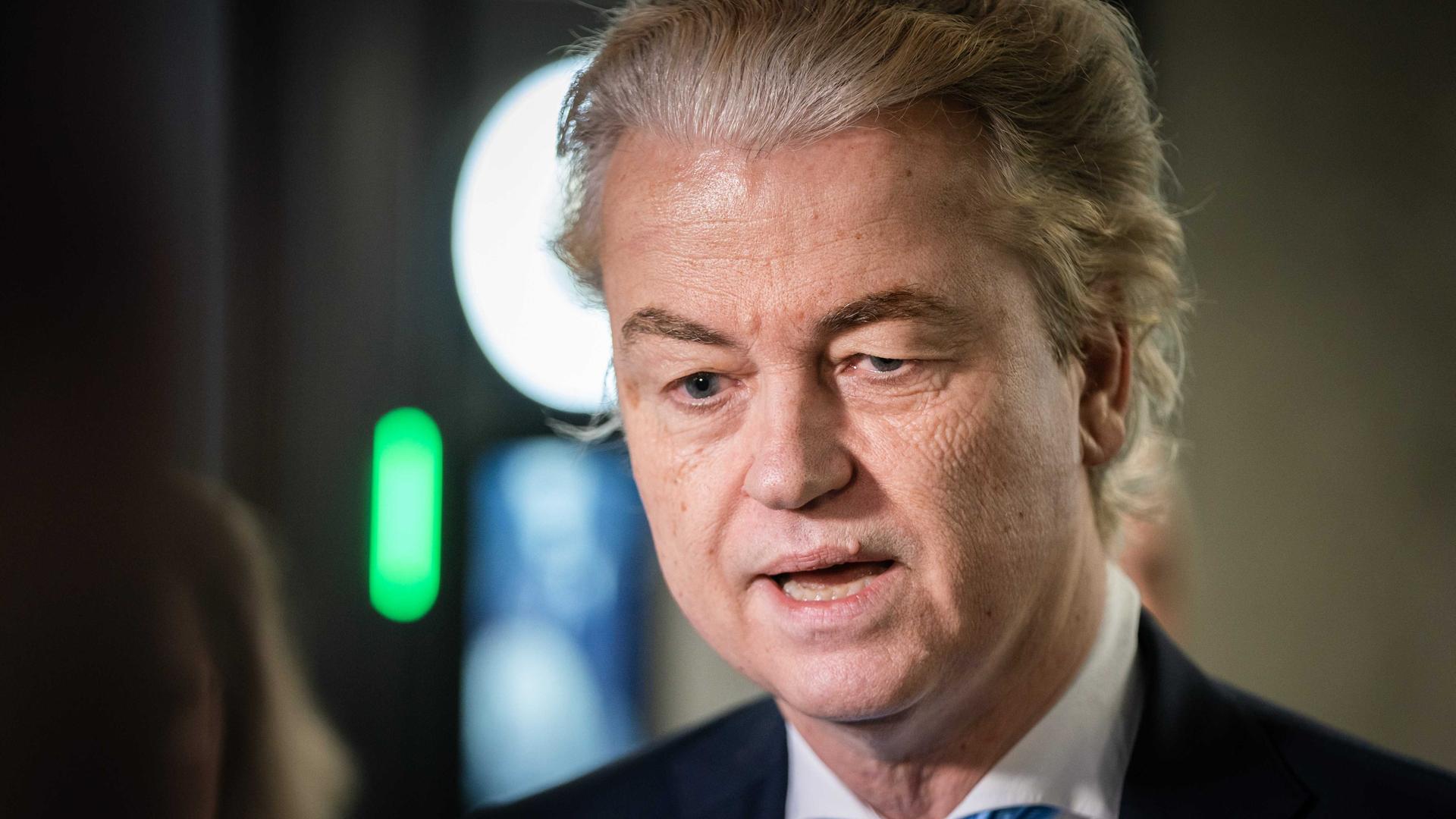 Geert Wilders (PVV), trifft im Aufstellungsbereich des Repräsentantenhauses ein. Er trägt ein dunkles Sakko, hellblaue Krawatte und ein weißes Hemd.