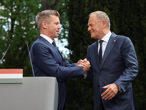 Ungarns Ministerpräsident Péter Magyar (links) und sein Amtskollege Donald Tusk bei einem herzlichen Händedruck in Warschau Ungarns Ministerpräsident Péter Magyar (links) und sein Amtskollege Donald Tusk bei einem herzlichen Händedruck in Warschau