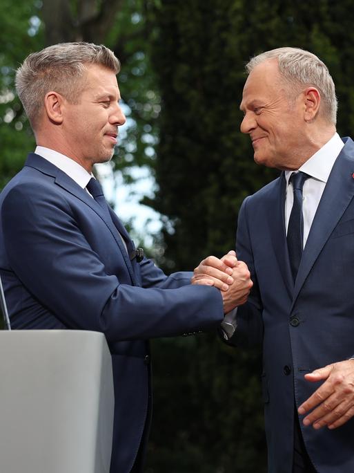 Ungarns Ministerpräsident Péter Magyar (links) und sein Amtskollege Donald Tusk bei einem herzlichen Händedruck in Warschau Ungarns Ministerpräsident Péter Magyar (links) und sein Amtskollege Donald Tusk bei einem herzlichen Händedruck in Warschau