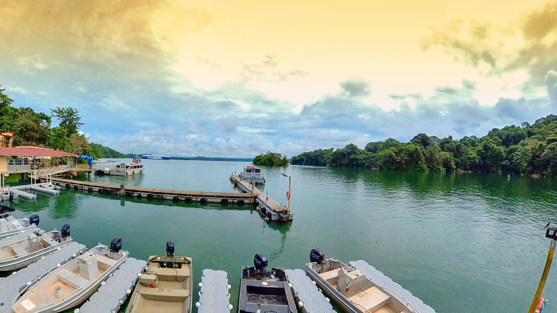Der Süßwassersee Gatún im Panama-Kanal. Kleine Fischerboote und ein Steg sind im vorderen Bereich. Der Süßwassersee Gatún im Panama-Kanal. Kleine Fischerboote und ein Steg sind im vorderen Bereich.