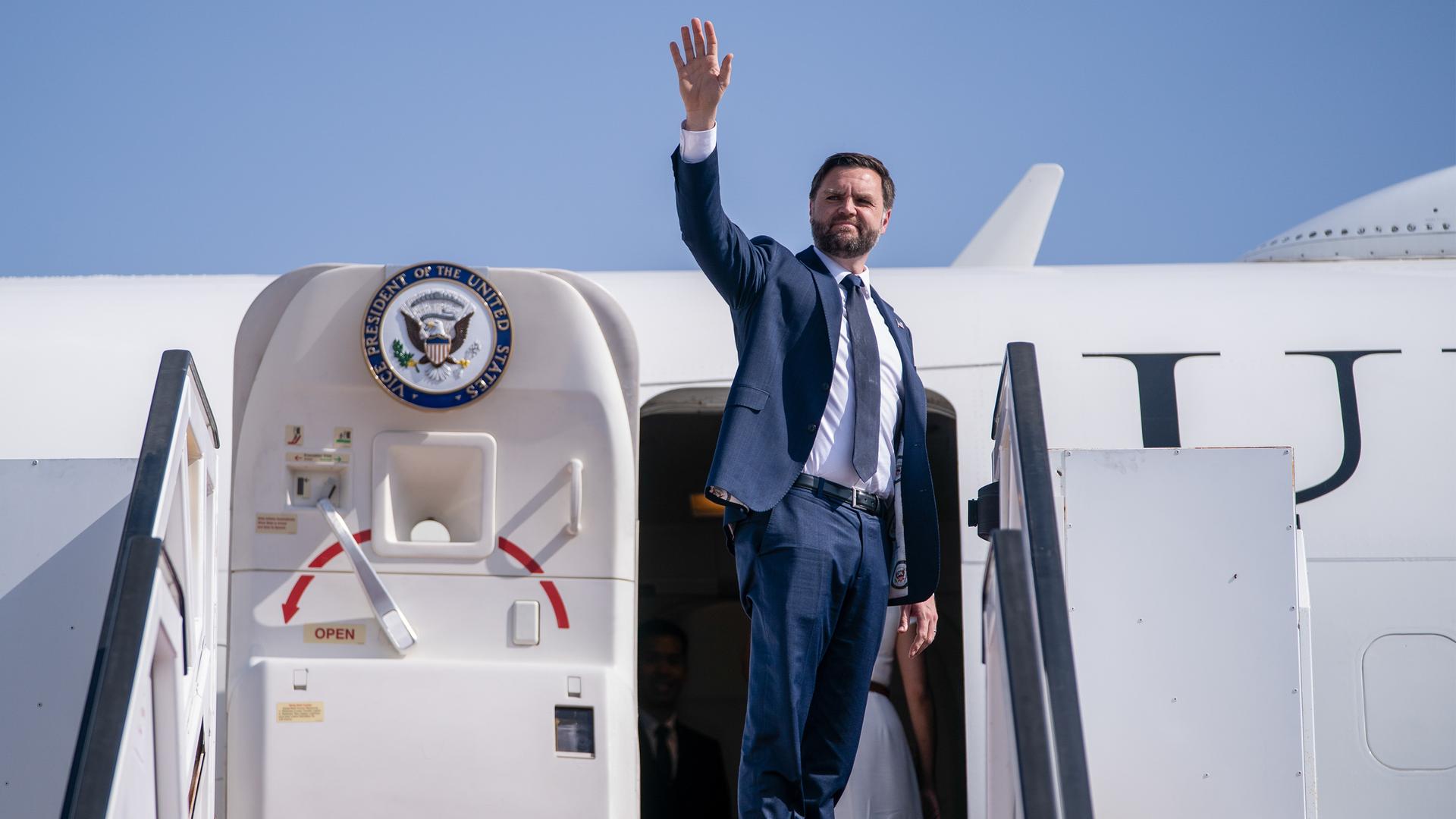 Tel Aviv: US-Vizepräsident JD Vance besteigt auf dem Ben-Gurion-Flughafen die Air Force Two auf dem Weg nach Washington. 