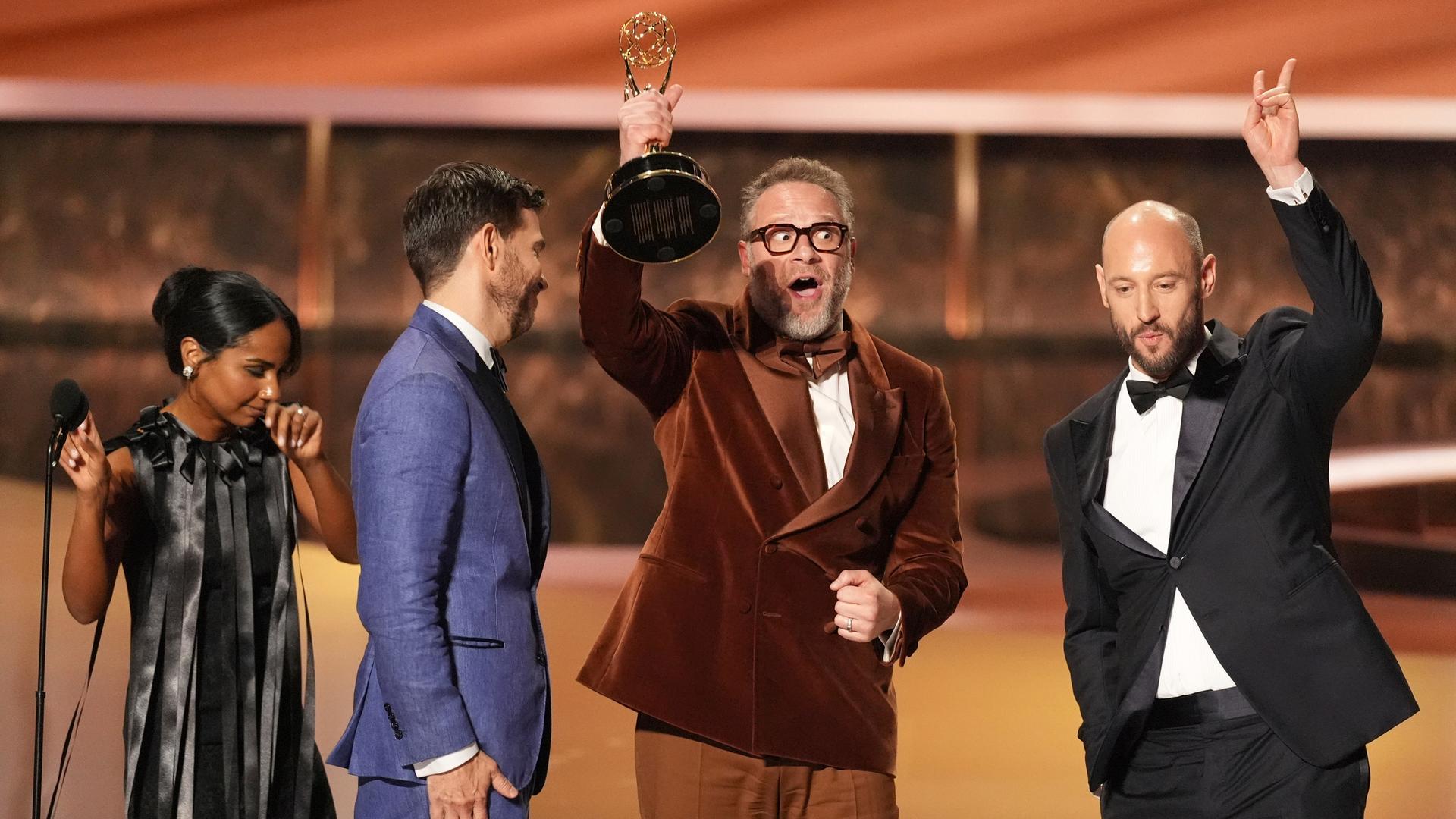 Frida Perez, Peter Huyck, Seth Rogen und Evan Goldberg nehmen im Peacock Theater in Los Angeles den Emmy für das beste Drehbuch einer Comedy-Serie für "The Studio" entgegen. Frida Perez, Peter Huyck, Seth Rogen und Evan Goldberg nehmen im Peacock Theater in Los Angeles den Emmy für das beste Drehbuch einer Comedy-Serie für "The Studio" entgegen.