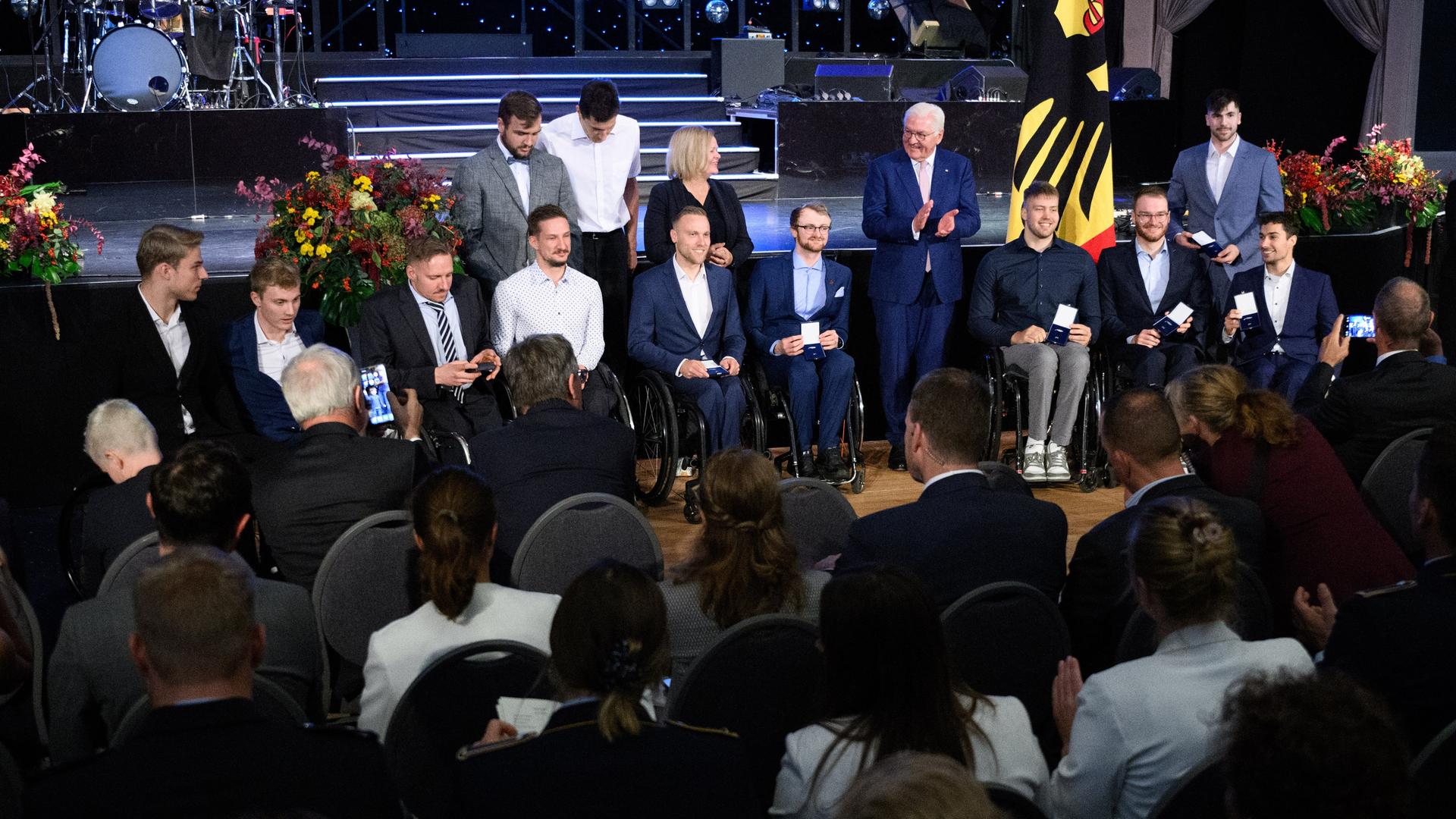 Die Mannschaft vom Rollstuhlbasketball wird von Bundespräsident Steinmeier bei der Verleihung des Silbernen Lorbeerblattes ausgezeichnet. 