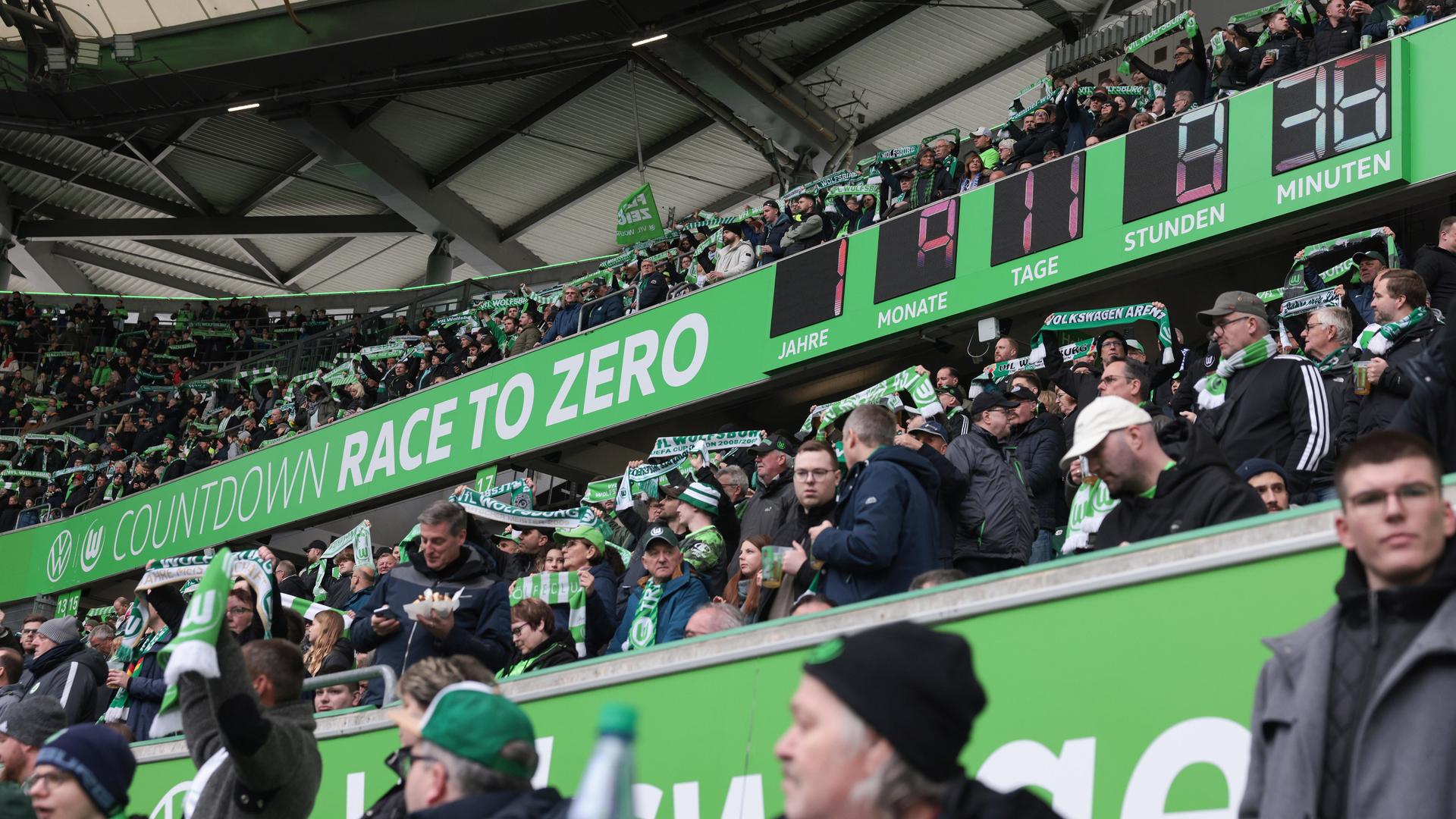 Eine Uhr zum "Race to Zero" im Stadion des VfL Wolfsburg.