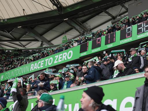 Eine Uhr zum "Race to Zero" im Stadion des VfL Wolfsburg.