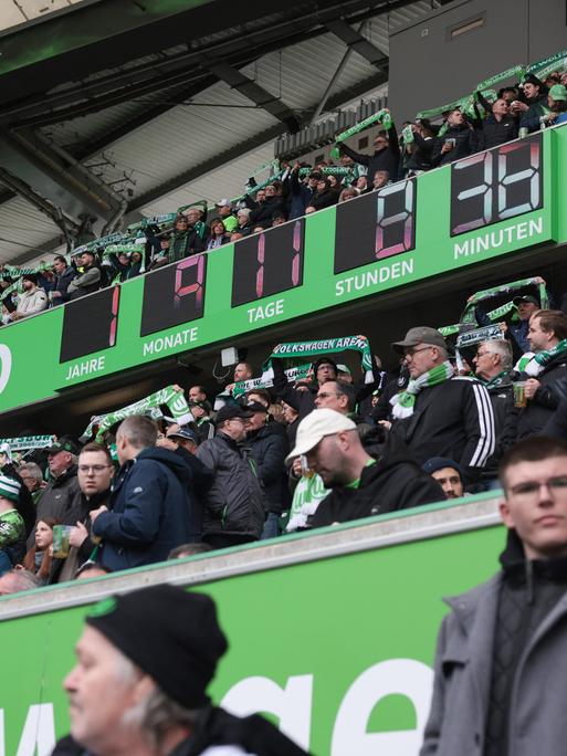 Eine Uhr zum "Race to Zero" im Stadion des VfL Wolfsburg.