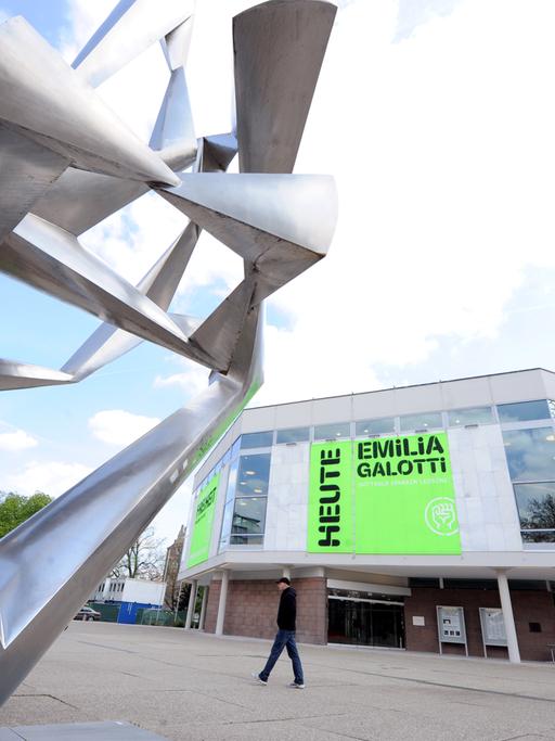 Das Schauspielhaus in Stuttgart, links im Bildvordergrund eine Stahlskulptur.