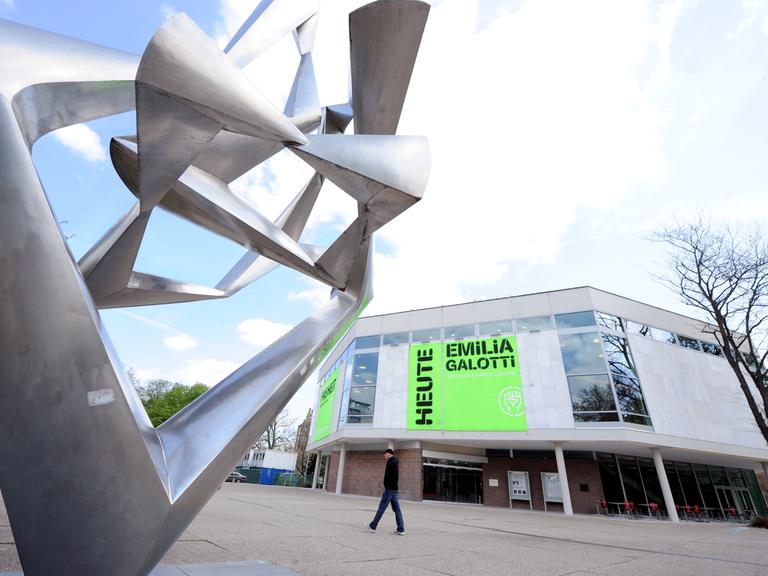 Das Schauspielhaus in Stuttgart, links im Bildvordergrund eine Stahlskulptur.