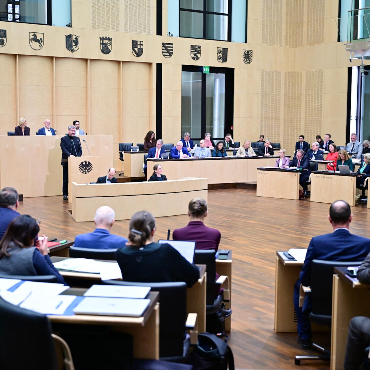 Bayerns Ministerpräsident Markus Söder (CSU) spricht zu den anderen Vertreterinnen und Vertretern der Bundesländer.