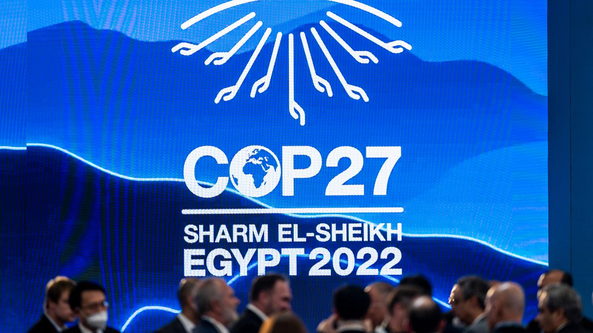 Teilnehmer sprechen miteinander während einer Unterbrechung der Abschlusszeremonie beim UN-Klimagipfel COP27.
