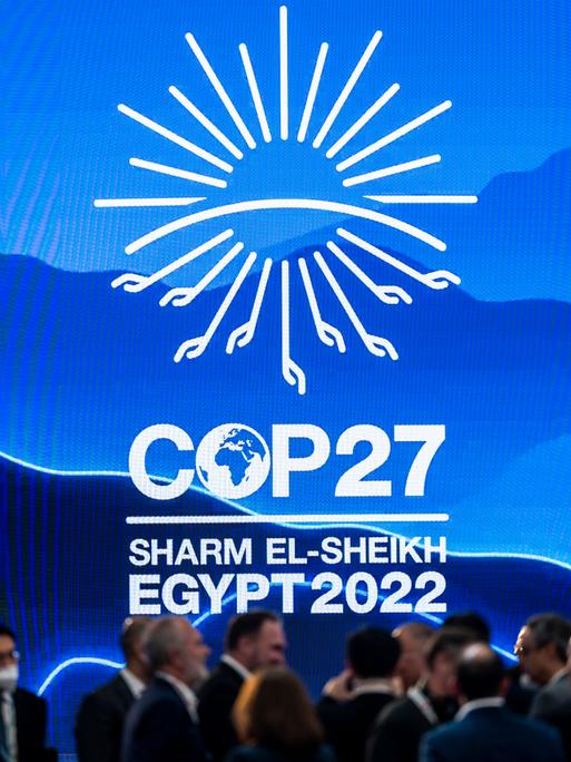 Teilnehmer sprechen miteinander während einer Unterbrechung der Abschlusszeremonie beim UN-Klimagipfel COP27.